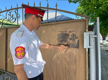 Полицейские, представители казачества и волонтёры закрасили надписи пронаркотического содержания