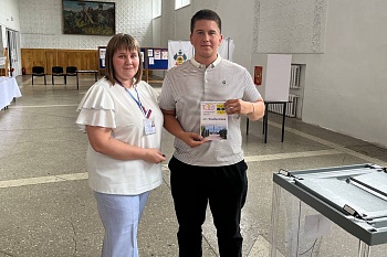 С подарками встречают на участках именинников и впервые голосующих