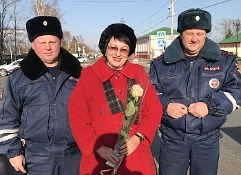 В День матери каневские полицейские дарили мамам-водителям цветы