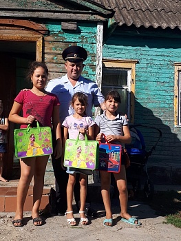 В Каневском районе сотрудники полиции проводят акцию «Помоги пойти учиться»