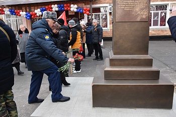 На территории шестой школы открыли мемориальную доску и бюст Г.К. Жукову