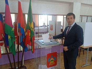 Глава района, его заместители, руководители поселений посетили избирательные участки в первый день выборов