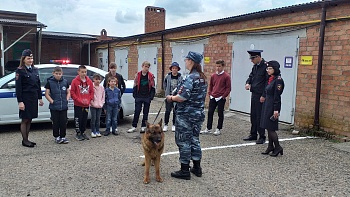 Правоохранители и общественники Каневского района организовали экскурсию в подразделение ДПС