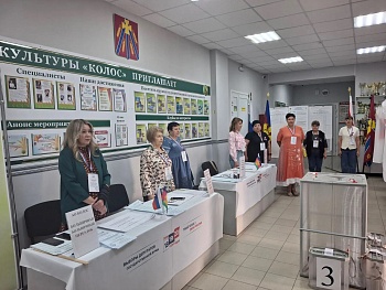 Второй день выборов на избирательных участках начался с гимна Российской Федерации