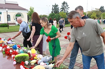 Каневчане почтили память жертв атаки БПЛА в Архипо-Осиповке