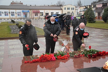 В память о героях-освободителях – цветы у Вечного огня