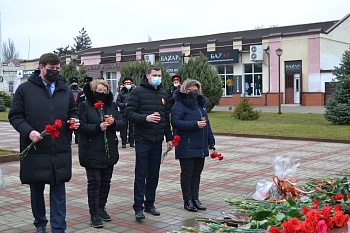 Никогда не забудут живые…