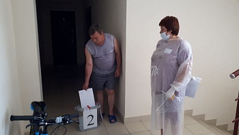 Жители Каневского района голосуют на дому