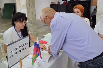 В Привольной заключительный день голосования начался с поздравлений 