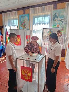 Жители района спешат на избирательные участки, чтобы исполнить свой гражданский долг