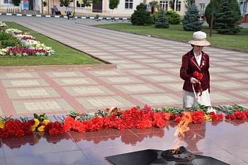 К обелиску Славы возложили цветы в День памяти и скорби