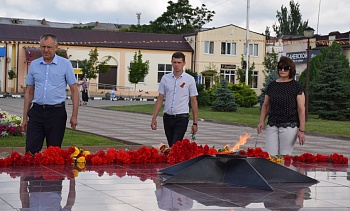 К обелиску Славы возложили цветы в День памяти и скорби