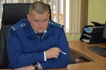  Приём граждан провел в станице Стародеревянковской прокурор Каневского района Артём Шаблов