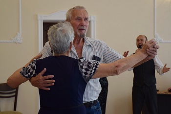 В отделе ЗАГС Каневского района вручили общественную медаль «За любовь и верность» супругам Смирновым