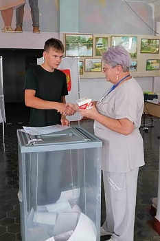 С подарками встречают на участках именинников и впервые голосующих