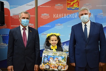 Новогодние подарки от ЗСК получили школьники района