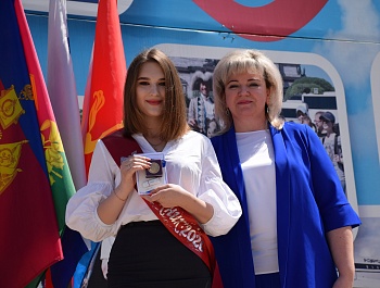 Медали торжественно вручить!