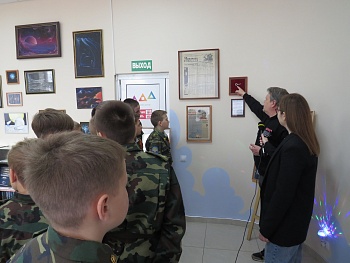 Накануне Дня космонавтики кадеты каневской первой школы посетили выставку картин художника Игоря Погорелова «Космос»
