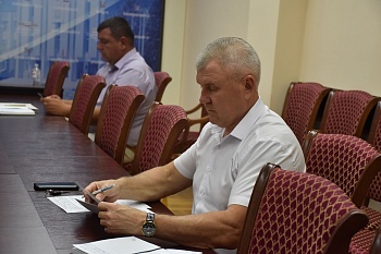 Вакцинацию от COVID-19 и подготовку образовательных организаций к началу нового учебного года обсудили в режиме видеоконференции