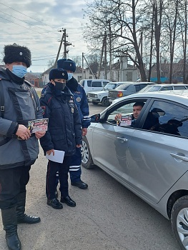 Каневские дорожные полицейские напомнили водителям и пешеходам ПДД в рамках акции «Водитель, внимание! У детей каникулы»