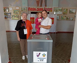 Жители района спешат на избирательные участки, чтобы исполнить свой гражданский долг