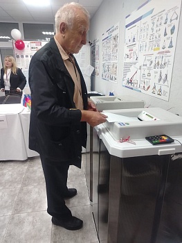 И танцуют, и голосуют на участке № 17-49