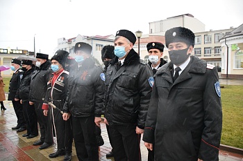 В память о героях-освободителях – цветы у Вечного огня