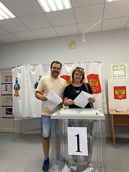 Жители района спешат на избирательные участки, чтобы исполнить свой гражданский долг