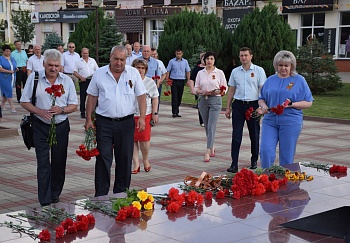 К обелиску Славы возложили цветы в День памяти и скорби