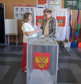 На избирательные участки спешат люди всех возрастов