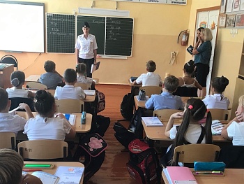 Каневские полицейские проводят профилактические беседы в школах и детсадах