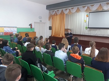 В Каневском районе полицейские рассказали о вреде наркотиков местным школьникам