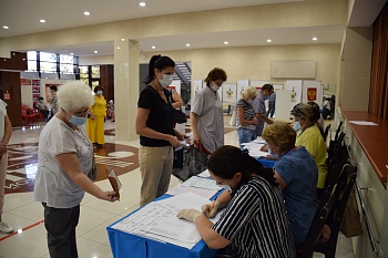 Участие в выборах губернатора и депутатов райсовета приняла Наталья Боева