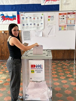 С подарками встречают на участках именинников и впервые голосующих