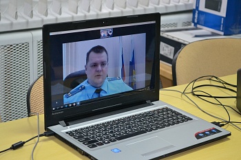 Прокурор района Артем Шаблов и замглавы района по соцвопросам Ирина Ищенко ответили на обращения граждан в сфере образования