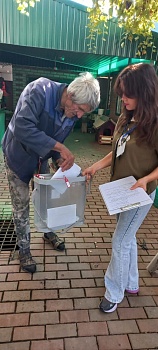 Сотрудники избирательных участков выезжают к землякам для проведения голосования на дому 