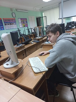 Слушатели Молодежной школы правовой и политической культуры проходят тестирование 