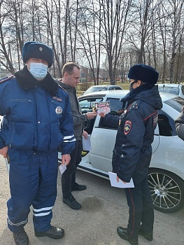 Каневские дорожные полицейские напомнили водителям и пешеходам ПДД в рамках акции «Водитель, внимание! У детей каникулы»