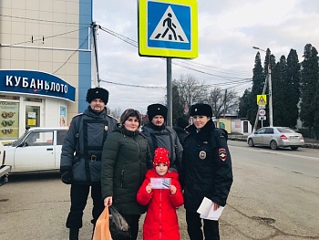 Каневские дорожные полицейские провели акцию «ПДД соблюдаешь – счастье в семье сохраняешь!»