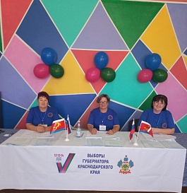 На избирательном участке № 17-47, который находится в здании АО «Каневскаярайгаз», голосуют под музыку