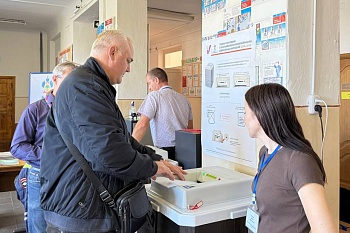 Участковые избирательные комиссии встречают первых избирателей