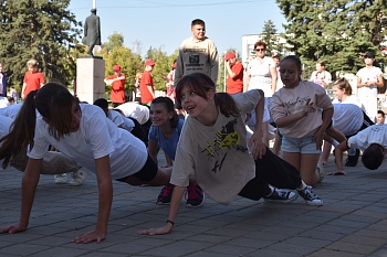 Зарядку с чемпионом провели для подростков в центре Каневской