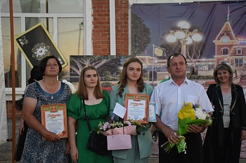 28 выпускникам пятой школы вручили аттестаты о среднем общем образовании