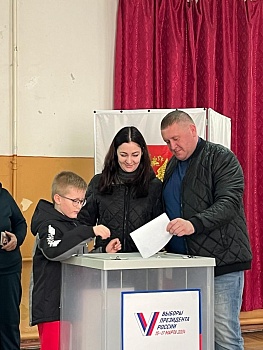 Каневчане приходят на избирательные участки всей семьей