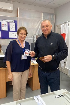 С подарками встречают на участках именинников и впервые голосующих