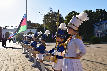 Утро праздничного дня началось с торжественной церемонии поднятия флага