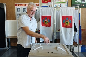 Участковые избирательные комиссии встречают первых избирателей