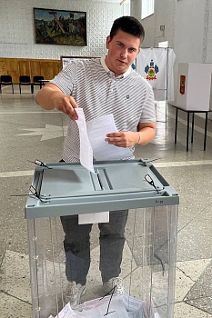 С подарками встречают на участках именинников и впервые голосующих