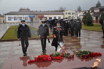 В память о героях-освободителях – цветы у Вечного огня