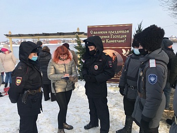 Общественники Каневского района проверили несение службы полицейскими в период празднования Крещения Господня